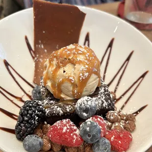 Brownie Sundae with Henry's Dulce Caramel ice cream with Cocoa Puffs and fresh berries