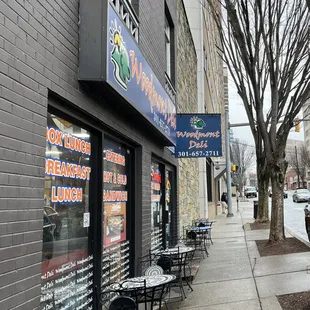 the outside of a restaurant