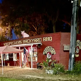 You are at the right place when you see the cute pig on the roof. We truly enjoyed! #Woodpecker&apos;sBackyardBBQ