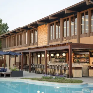 Exclusive cocktails, local beer selections, a full wine list and wholesome menu by Woodside Executive Chef is served at the Adult Pool Bar.