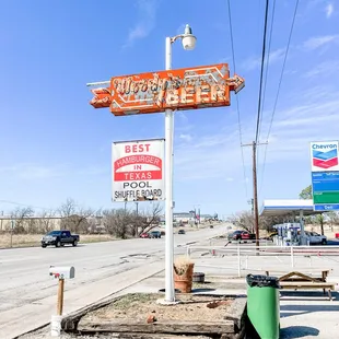 a sign for woody's bar and grill