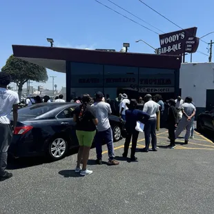 Long line to order food