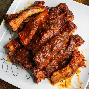 ows a plate of ribs