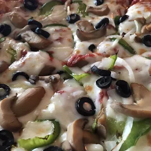 Veggie pizza minus green olives