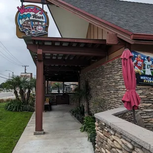 the outside of the restaurant