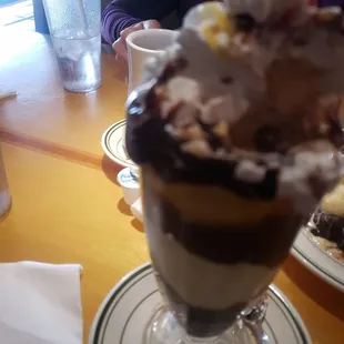 Fudge caramel sundae
