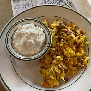 Scrambled eggs with cottage cheese