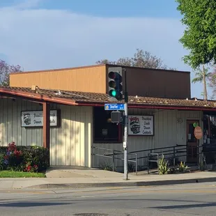 the outside of the restaurant