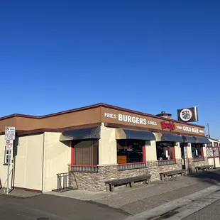 the outside of the restaurant