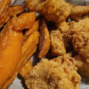 Buffalo chicken bites(sauce on the side) with sweet potato fries