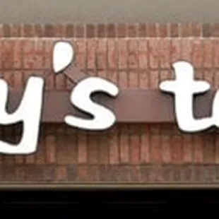 a sign for woody's tavern