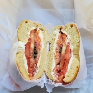 Bagel with cream cheese, smoked salmon, tomatoes, onions and capers