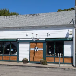 World Ground in the Laurel District of Oakland at 3726 MacArthur Blvd, Oakland, CA 94619 is open 7:00a to 2:00p / 7 days a week