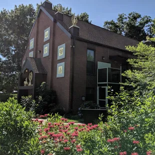 a view of the outside of the building