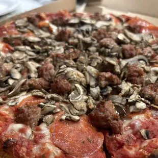 the PMS (pepperoni, mushroom, and sausage)!! delicious!!!