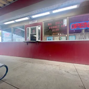 ows the outside of a restaurant