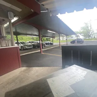 ows a parking lot with parked cars