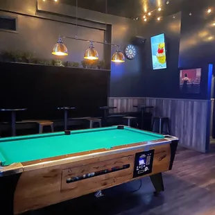 Small bar with a pool table. Great drinks!