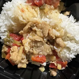 Ordered this orange chicken that came with 2 pieces of chicken and the taste wasn't pleasing either.