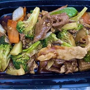 #214 Chicken and beef combo with fresh vegetables