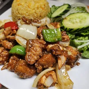 The foods are very delicious. The workers here are very nice. I will definitely come back here whenever I  crave for Vietnamese food.
