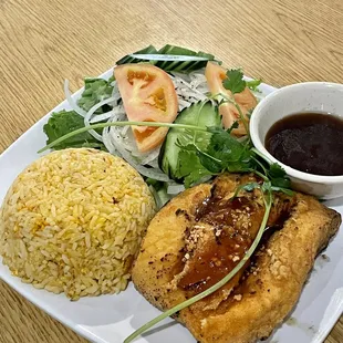 Crunchy salmon with fried rice