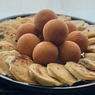 Arepas con queso and buñelos.