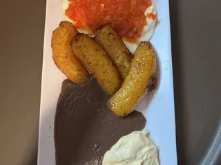 Restaurante Y Pupuseria Los 3 Hermanos