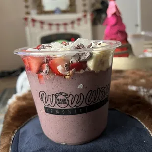 Kings açaí with cacao bits banana, strawberries, blueberries. Coconut, honey