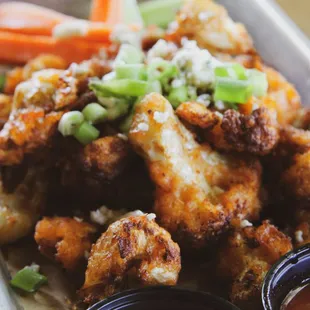 food, chicken wings and fried chicken