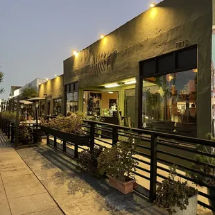 the outside of a restaurant