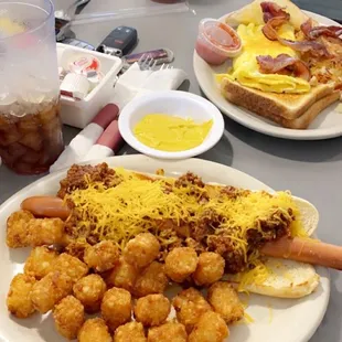 Footling chili dog &amp; tots
