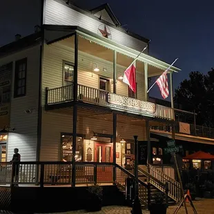 the outside of a restaurant at night