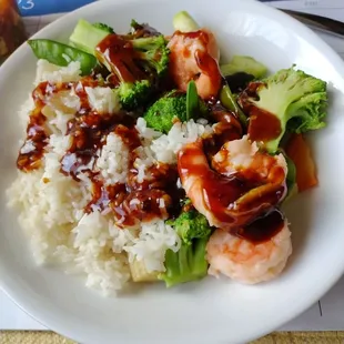 Steamed shrimp and vegetables with steamed rice and garlic sauce.  Delicious!