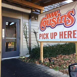 a sign for a pick up here