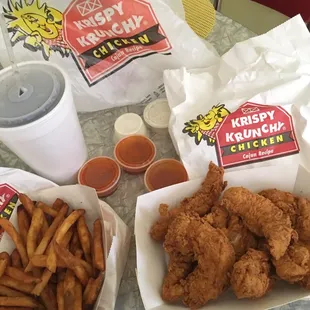 food, chicken wings and fried chicken