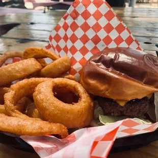 Cheeseburger onion ring basket