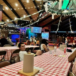 Empty tables only for a brief moment!