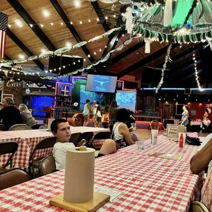 Empty tables only for a brief moment!