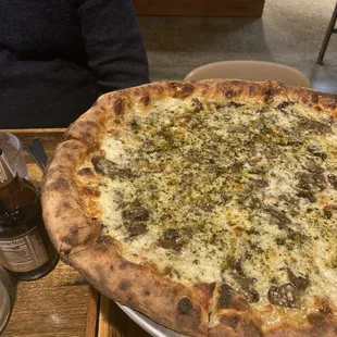 The 14" Yetti Tracks pizza