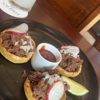 Sopes de Birria