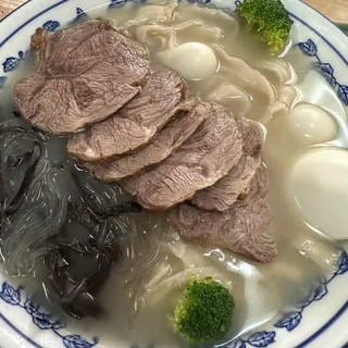 G6. Beef with Quail Eggs Round Noodle