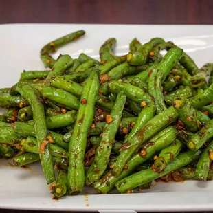 a plate of green beans