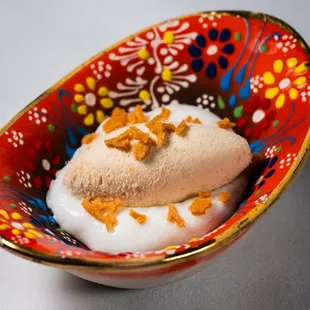 ABANS DE LES POSTRES
quince semifreddo, manchego espuma, almond cookie