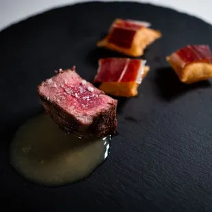 PRESA IBÈRIC
Iberian pork shoulder, pepper jus, potato souffle chips, paleta