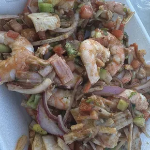 Tostada de camarón cocido con jaiba