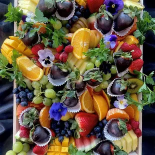 L Fruit paradise with Chocolate Strawberries