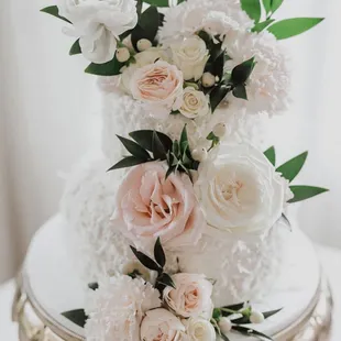 Cake design; florals provided by The Nature of Things  Photography by @rachelwaters.co on Instagram
