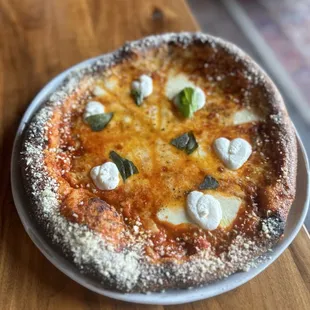 a cheese pizza on a plate