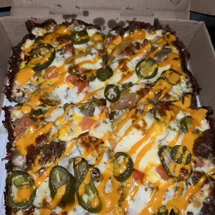 Cheeseburger pizza with added jalapeño